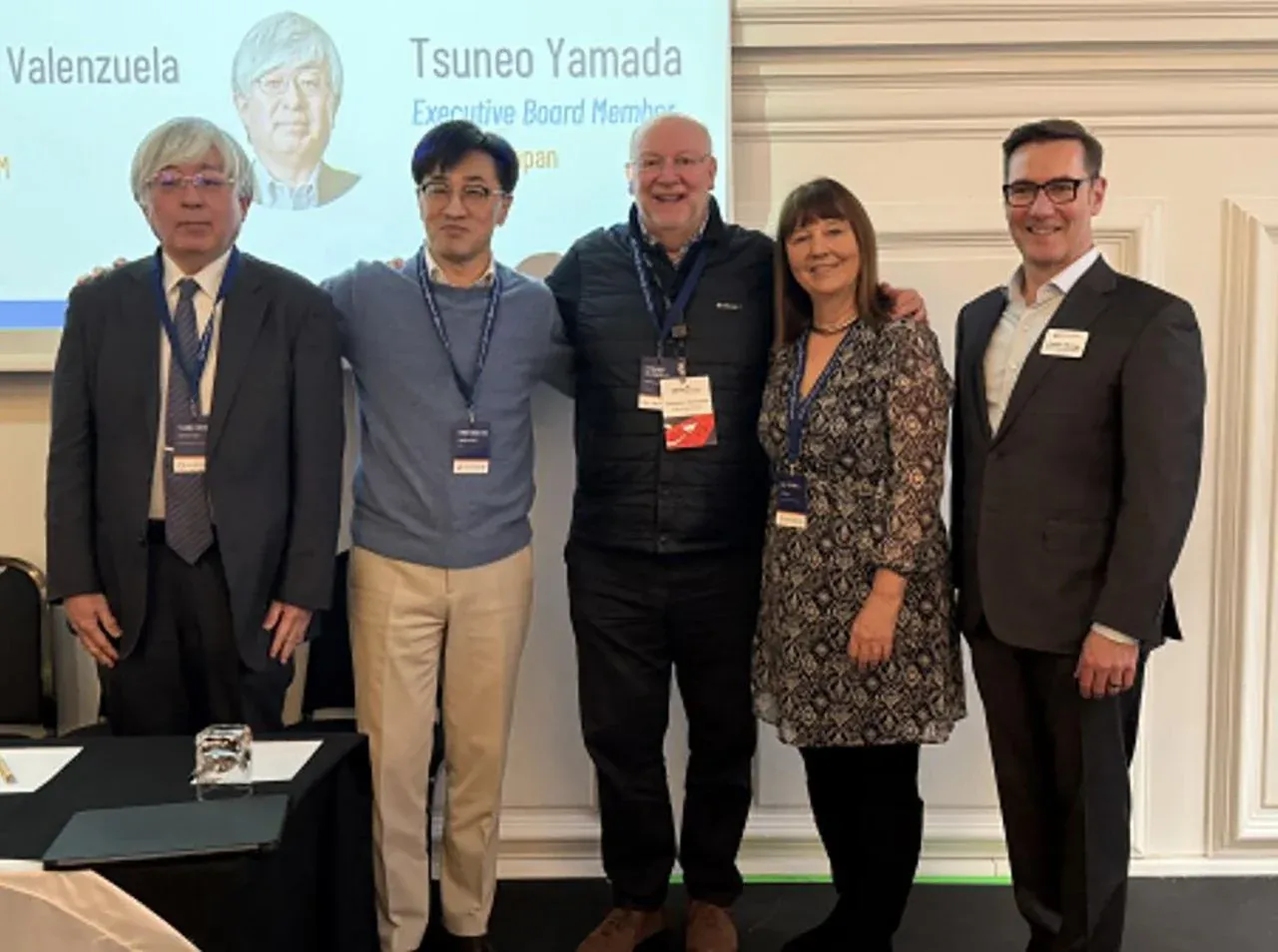 영국 런던 ‘1EdTech London Summit’ 무대 앞에 선 조용상 의장과 1EdTech 관계자들