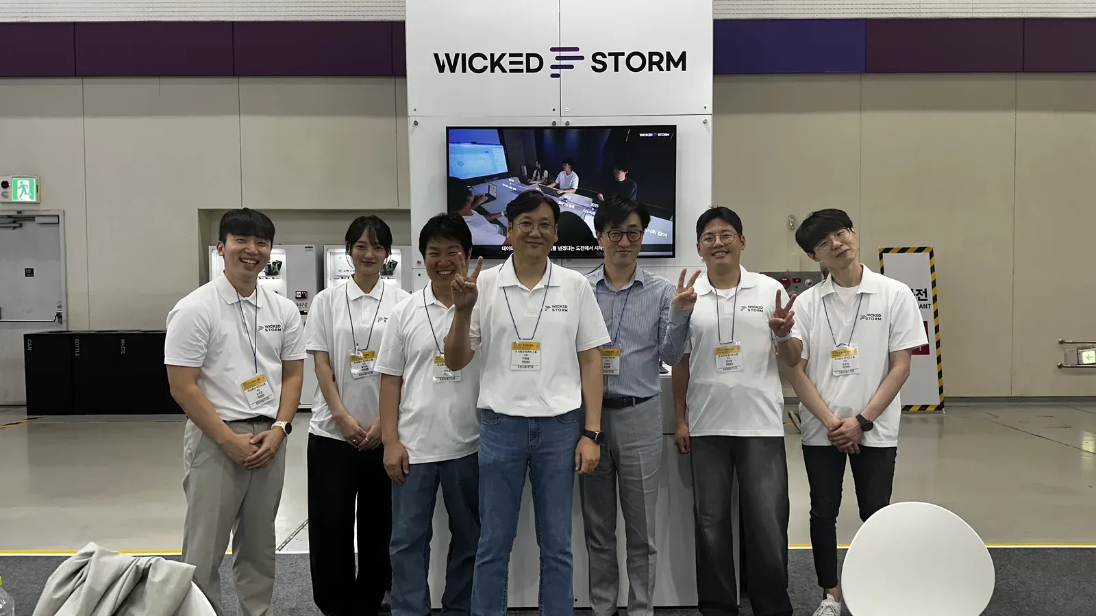 Wicked Stormブースの前で運営スタッフがそろって撮影した集合写真